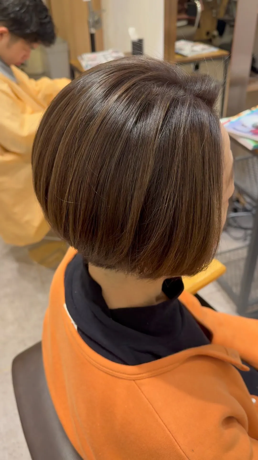 白髪ぼかしハイライトで、自分らしさ輝くおしゃれなヘアカラーを...